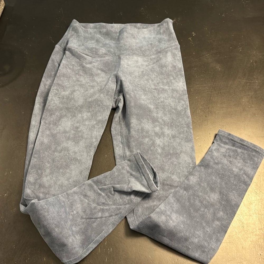 Alo airbrush size medium very good used condition. Faux denim.